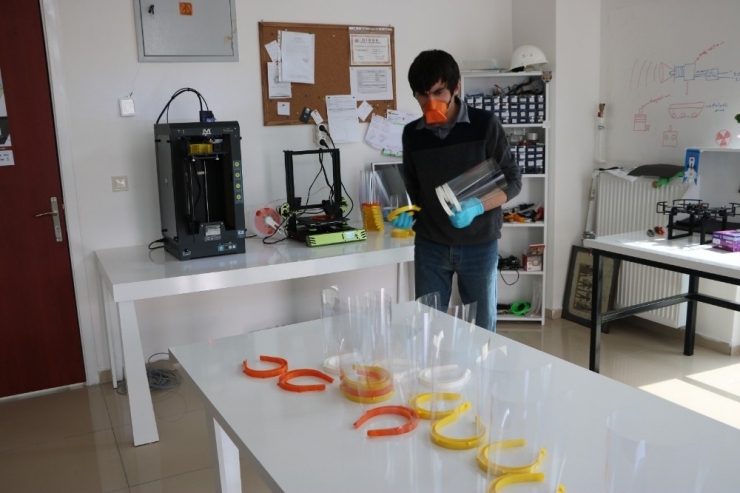 Genç Mühendis Adayından Sağlıkçıları 3d Siperlik