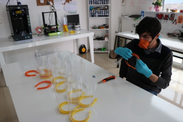 Genç Mühendis Adayından Sağlıkçıları 3d Siperlik