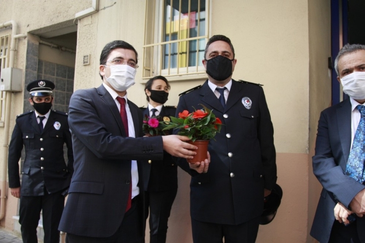 Askerden Polise Alkışlı Kutlama