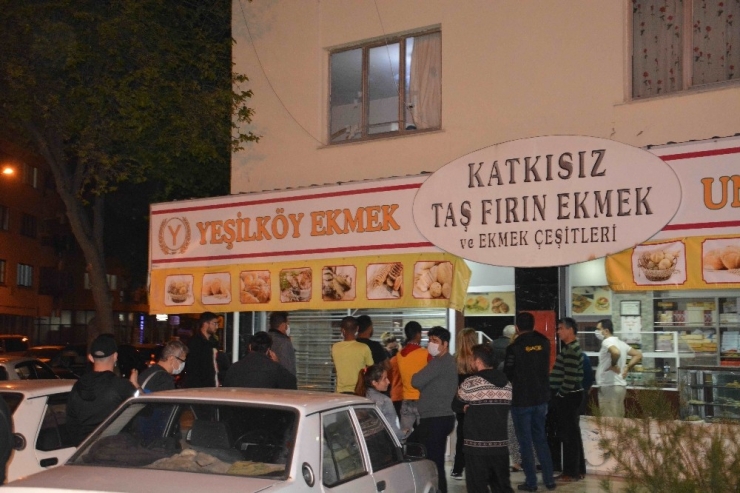 Ortaca’da Sokağa Çıkma Yasağının Ardından Vatandaşlar Fırınlara Akın Etti