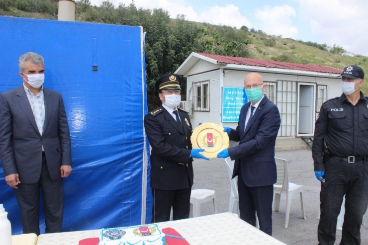 Polis Noktasında Pastalı Kutlama