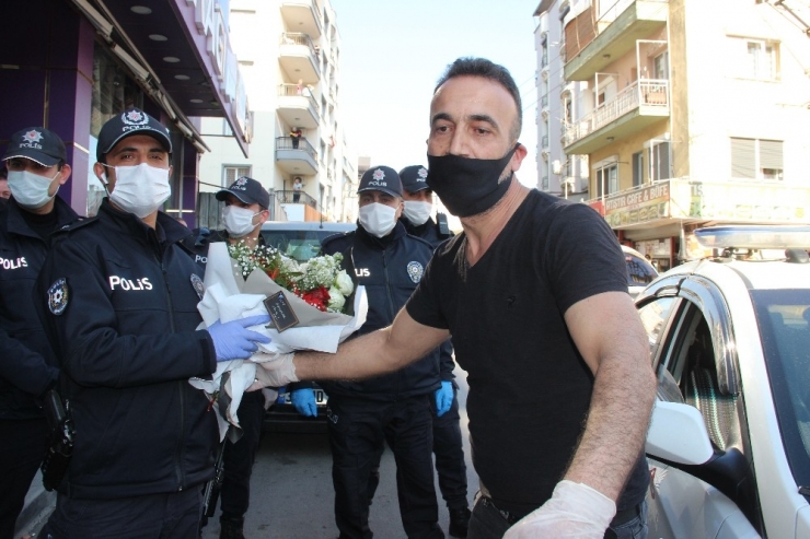 İzmir’de Kavga İhbarına Giden Polise Sürpriz Kutlama