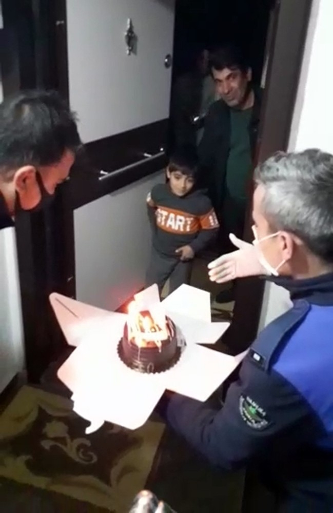 Evden Çıkamayan Arda’ya Sürpriz Doğum Günü