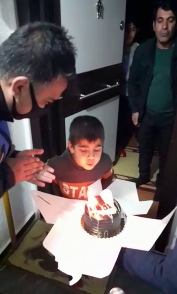 Evden Çıkamayan Arda’ya Sürpriz Doğum Günü