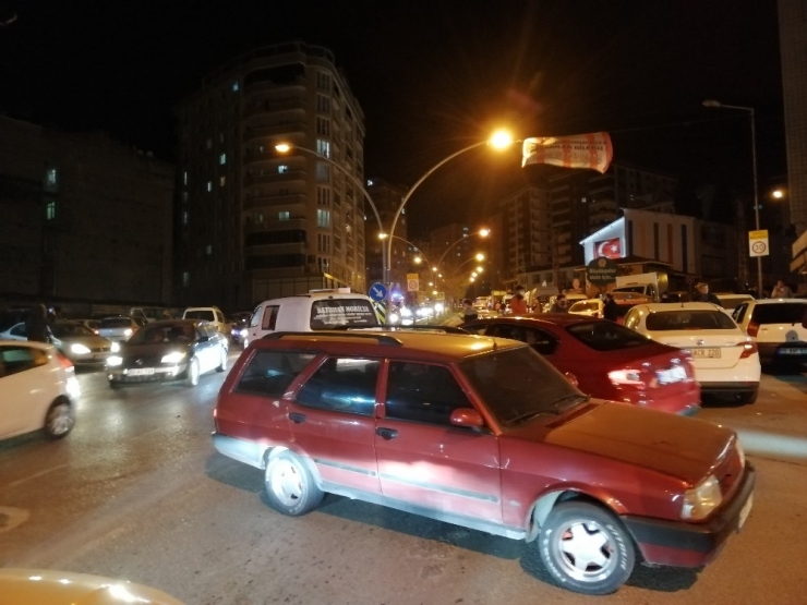 Sokağa Çıkma Yasağını Duyan Vatandaşlar Market Ve Fırınlara Akın Etti