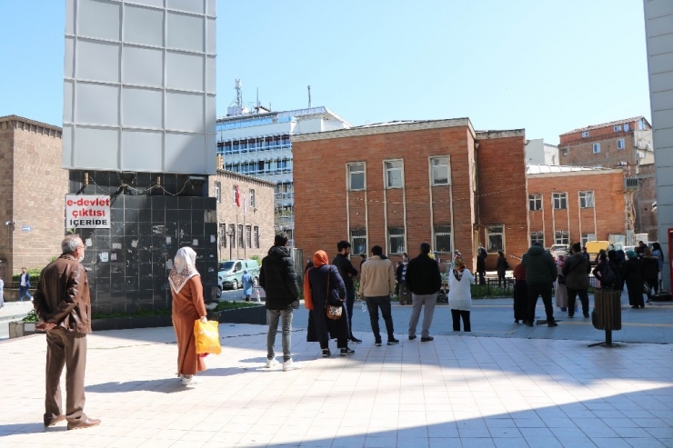 Sosyal Mesafe Kuralına Uyunca Kuyruklar Uzadı