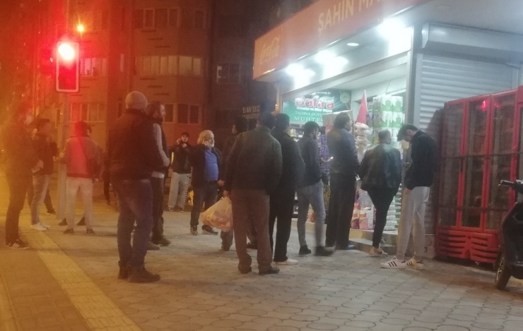 Sokağa Çıkma Yasağını Duyan Alışverişe Koştu