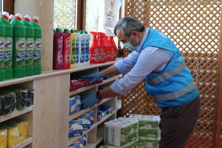 Sarıyer’deki Camide Korona Virüsten Etkilenen Vatandaşlara Erzak Yardımı