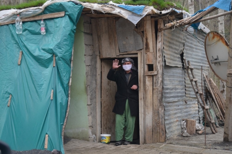 Köy Köy Dolaşıp Evde Kalanlara Müzik Şöleni Yaşatıyorlar