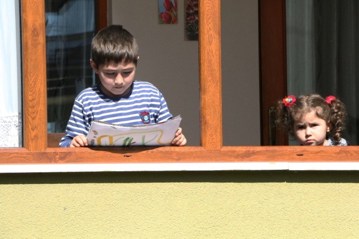 Evden Çıkamayan Çocuklar Balkondan Balkona Oyun Oynuyor