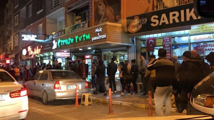 Sokağa Çıkma Yasağını Duyan Vatandaşlar Fırın Ve Marketlere Koştu