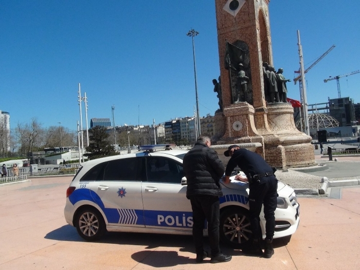 Taksim’de Ceza Yiyen Vatandaştan İlginç Sosyal Mesafe Tepkisi
