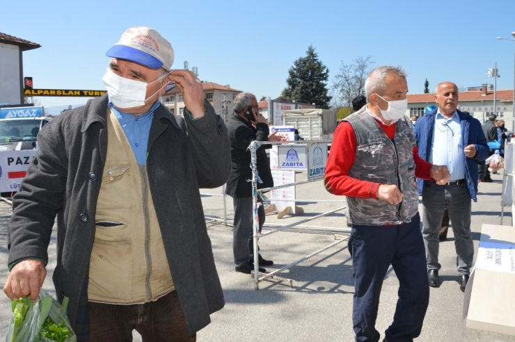 Kaymakam Doğan, Pazar Yerinde Maske Dağıttı