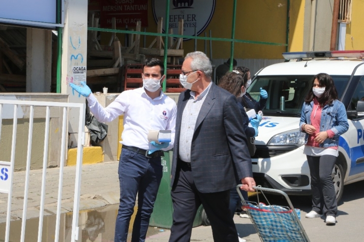 Efeler’de Pazaryerlerinde Dezenfeksiyon Tüneliyle Önlem Alındı