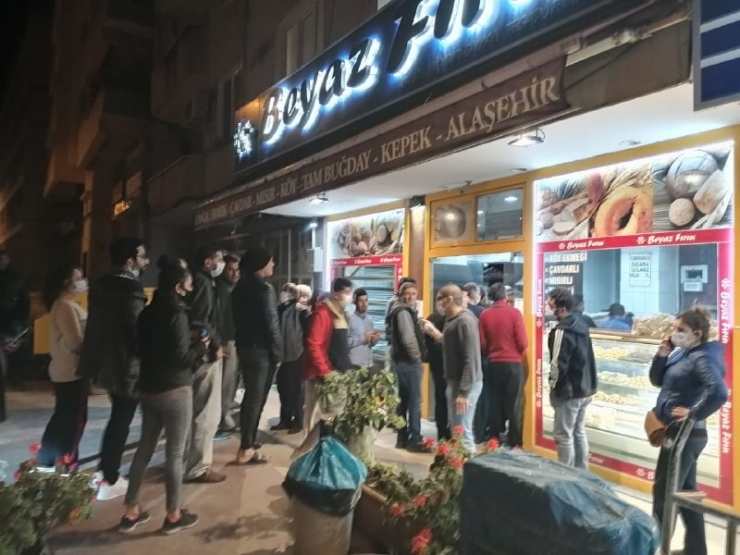 Kuşadası’nda Trafik Kilitlendi, Fırın Ve Marketler Vatandaşların Akınına Uğradı