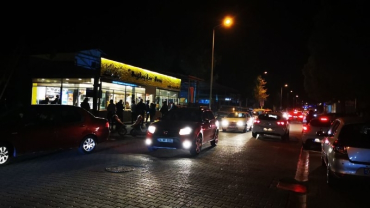 Marmaris’te Fırın Ve Marketler Önünde Uzun Kuyruklar Oluştu
