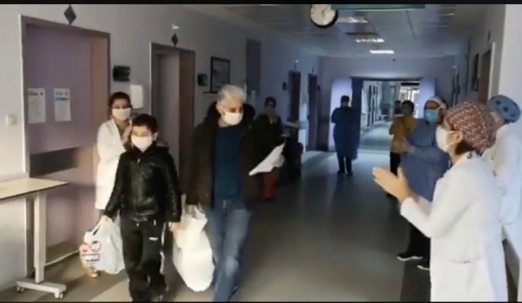 70 Yaşında Koronayı Yendi, Taburcu Oldu