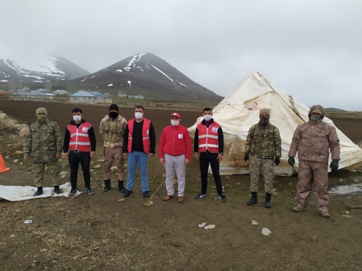 Karantina Görevindeki Askerler Üşümesin Diye Çadır Kuruldu
