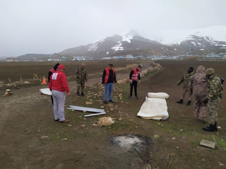 Karantina Görevindeki Askerler Üşümesin Diye Çadır Kuruldu