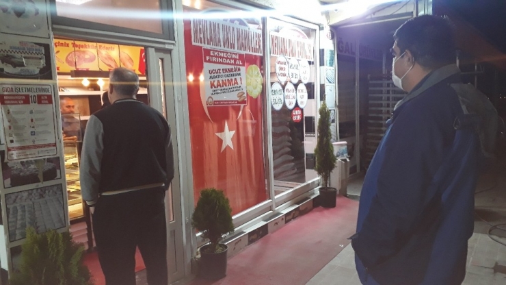 Sokağa Çıkma Yasağı Nedeniyle Halk Fırın Ve Marketlere Akın Etti