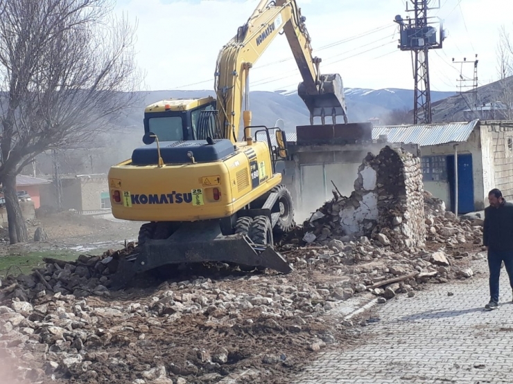 Gürpınar’da Riskli Yapılar Yıktırılıyor