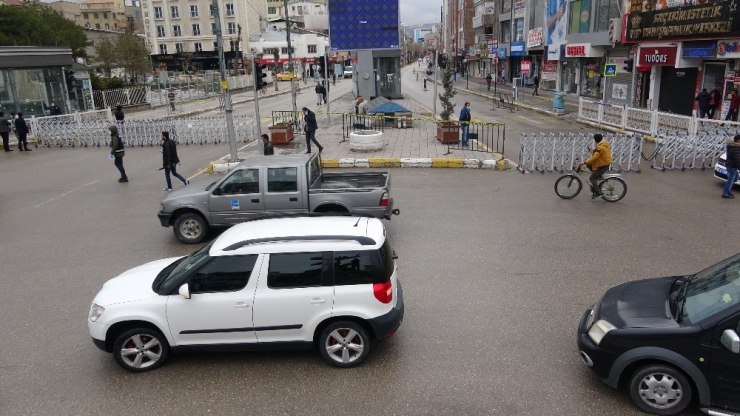Van’ın En İşlek Caddeleri Yaya Ve Araç Geçişine Kapatıldı