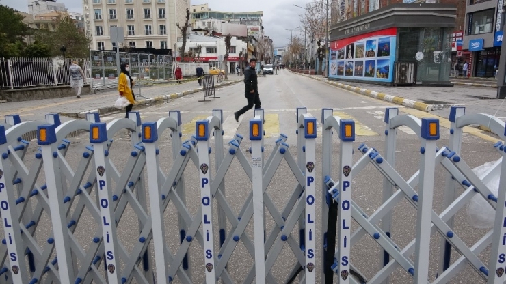Van’ın En İşlek Caddeleri Yaya Ve Araç Geçişine Kapatıldı
