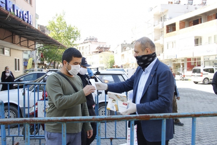 Vatandaşlara Maske Dağıtan Başkan Uzundemir, Sosyal Mesafe Uyarısında Bulundu