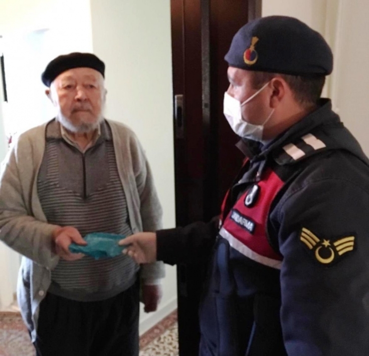 86 Yaşındaki Amcadan 10 Bin Lira Bağış