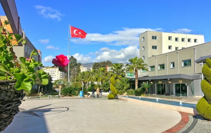 Yaşar Üniversitesinden Kampüsü İçin Dezenfektan Üretimi