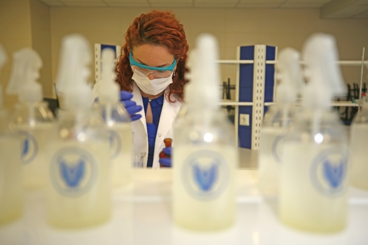 Yaşar Üniversitesinden Kampüsü İçin Dezenfektan Üretimi