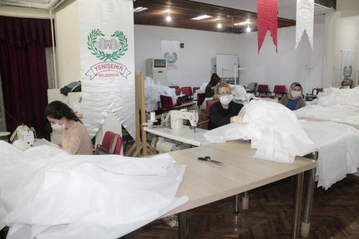 Diyarbakır’da Fabrika Gibi Çalışan Hem Günlük 2 Bin Maske Ve 100 Tulum Üretiyor