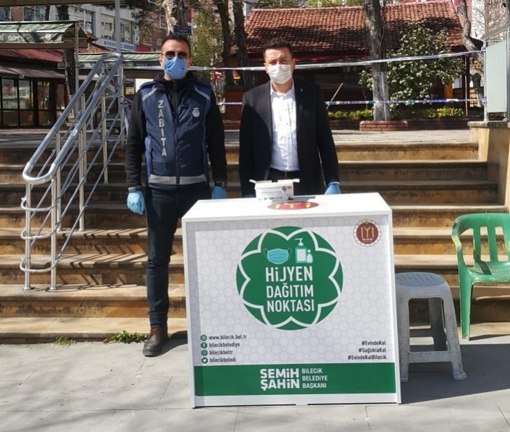 Zabıtadan Vatandaşlara Ücretsiz Maske Dağıtımı