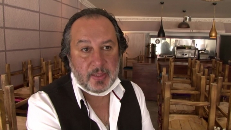 Müzisyenlere Yardım Dağıttı, Sanatçılara İsyan Etti