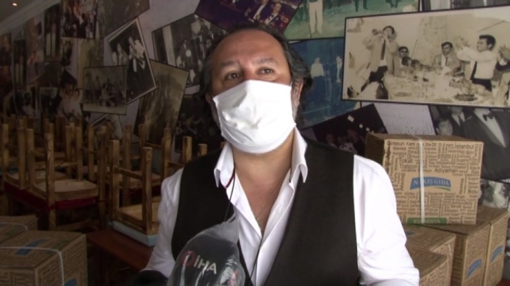 Müzisyenlere Yardım Dağıttı, Sanatçılara İsyan Etti