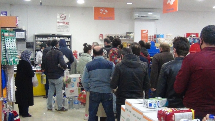 Bursa’da Vatandaşlar Fırın Ve Marketlere Akın Etti