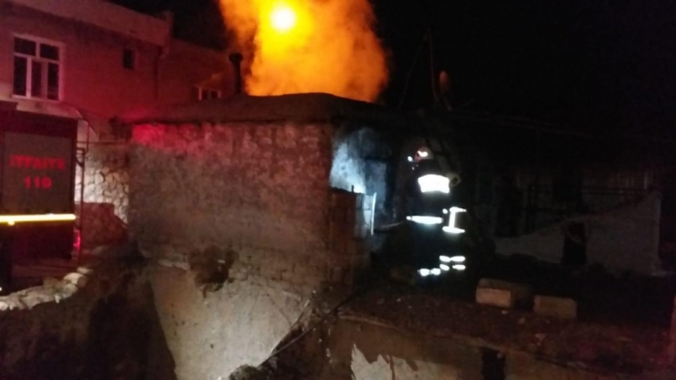 Adıyaman’da Yangın Sonrası Yıkılma Tehlikesi Olan Toprak Ev Boşaltıldı