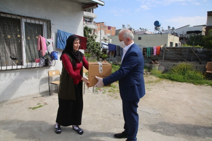 Gültak, Yaşlı Vatandaşlara Erzak, Çocuklara Oyuncak Dağıttı