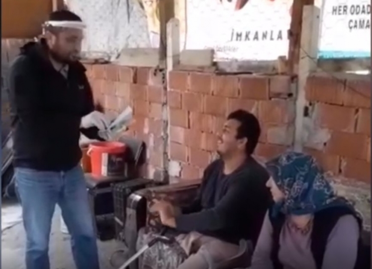 Amasya’da Polis Ekipleri Kolonya Tutarak Hak Sahiplerine Paraları Teslim Ediyor