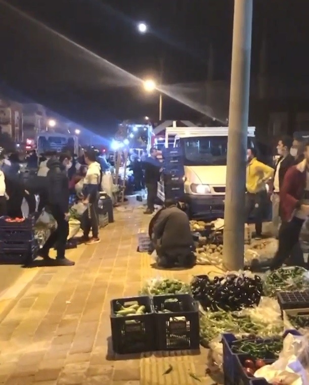 Antalya’da Kaldırımlara Gece Pazarı Kuruldu