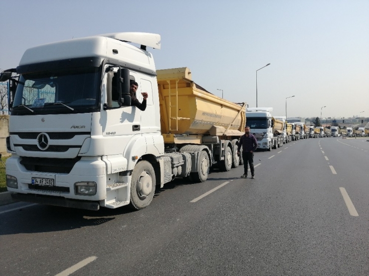 Atatürk Havalimanı’nda Çevresindeki Kilometrelerce Kamyon Kuyruğu