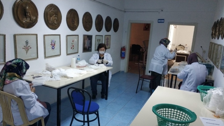 Ayvacık Halk Eğitim Merkezi İlçenin Maske İhtiyacını Karşılıyor