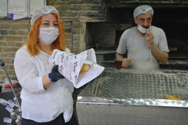 Ayvalık’ta Fırınlarda Ekmek Üretimi Başladı