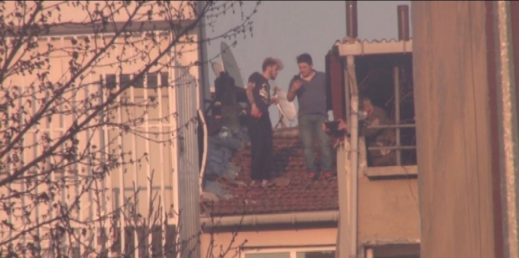 Bağcılar’da Korkutan Yangın: Lastik Ve Straforlar Alev Alev Yandı