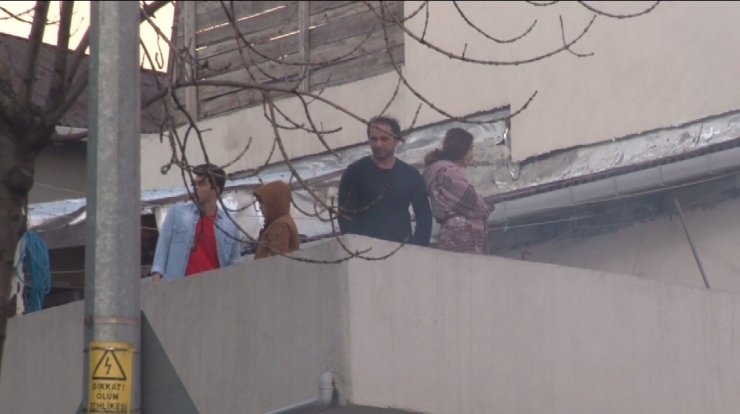 Bağcılar’da Korkutan Yangın: Lastik Ve Straforlar Alev Alev Yandı