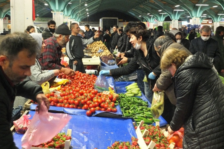 Sokağa Çıkma Yasağını Duyanlar Pazara Hücum Etti