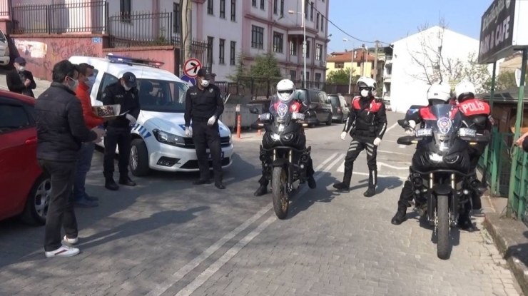 Gazetecilerden Polis Ekiplerine Sürpriz Kutlama