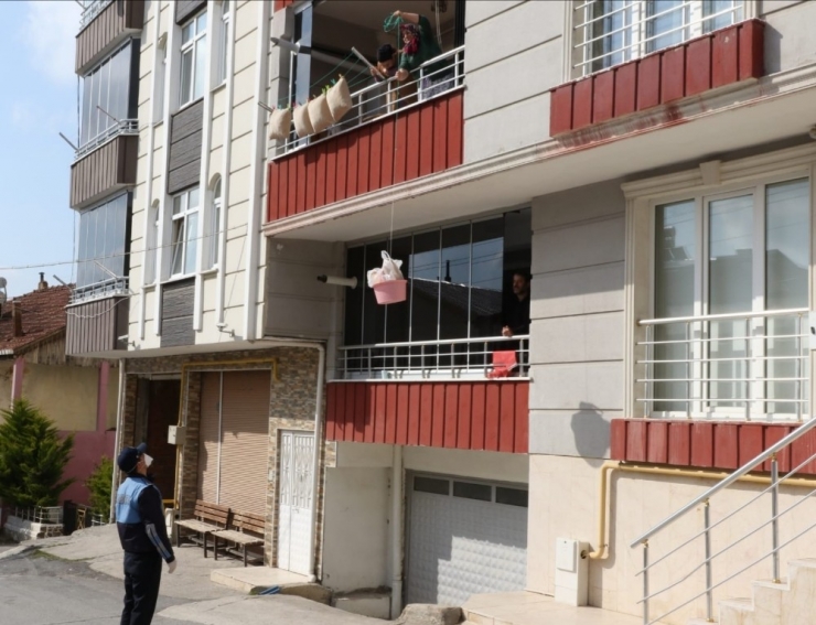 Başkan Telefona Baktı, Zabıta Ekmek Dağıttı