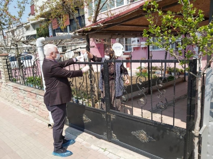 Başkan Yüksel Maskeleri Bizzat Teslim Ediyor