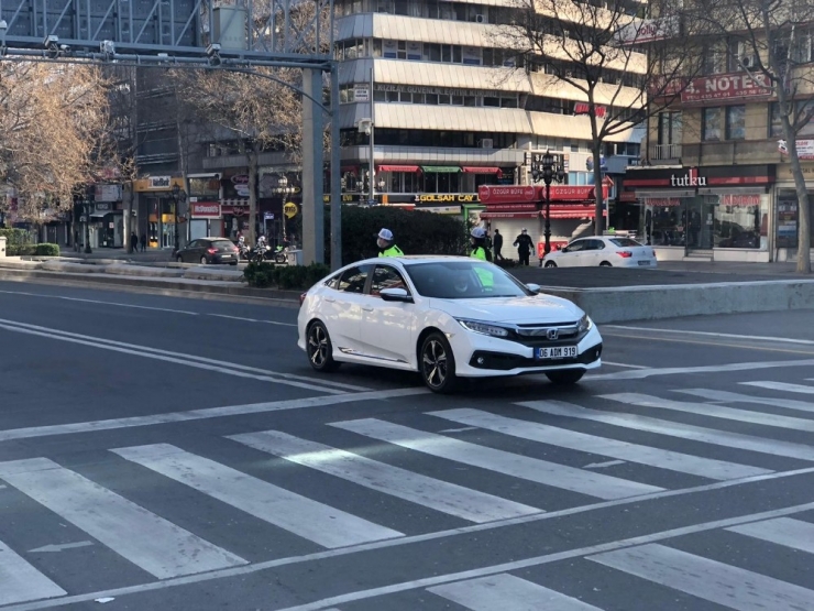 Başkent’te Polis, Trafikteki Sürücüleri Denetledi